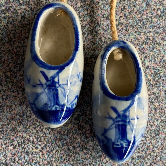 Vintage Miniature 1.25" Ceramic Dutch Clogs Delft Blue White Holland Win… - Picture 2 of 6